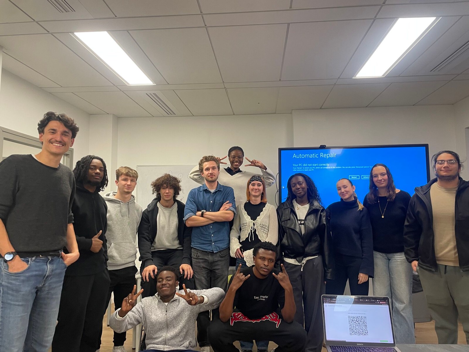 Clément Borgia avec un groupe d’apprenants